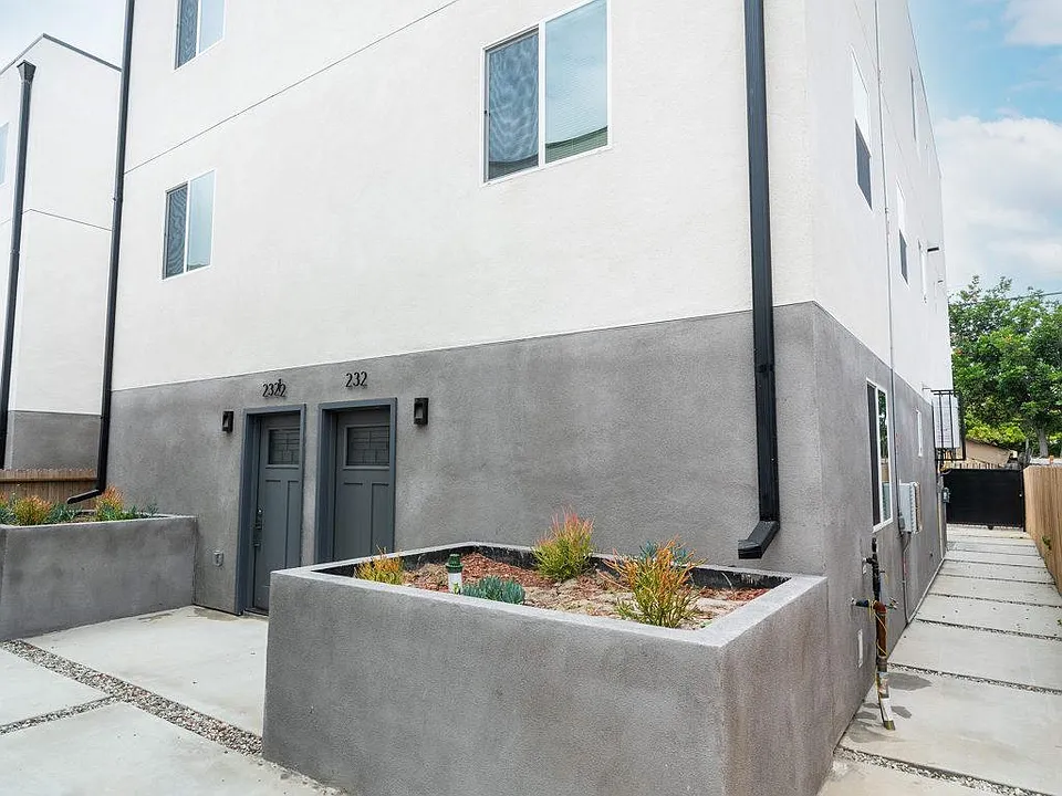 232 1/2 E 84th St