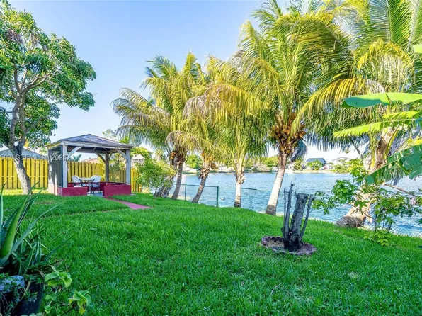 1001 SW 100th Ter, Pembroke Pines, FL 33025
