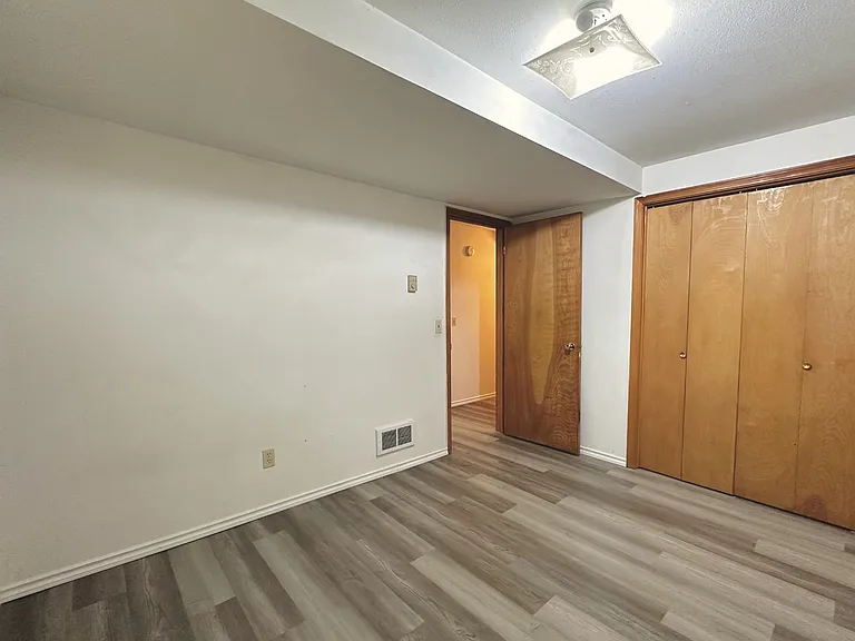 318 E 6th St — Photo 14