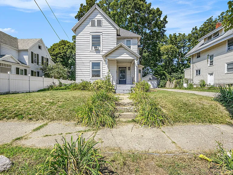 329 Ann St NE — Photo 1
