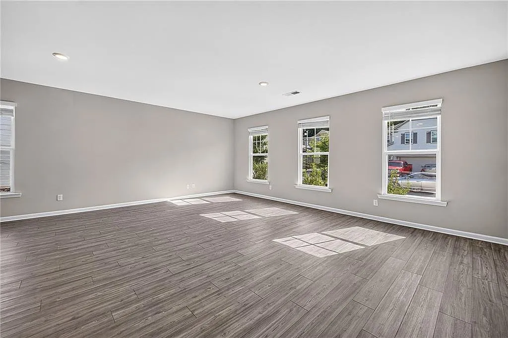 4 bed, 2.5 bath, 2500 sqft, $2,250 — Photo 2