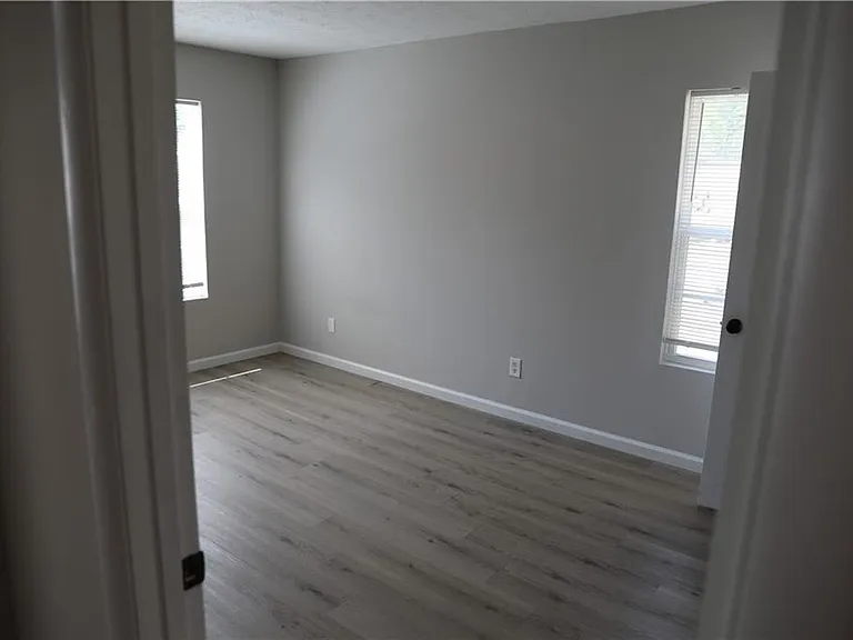 1321 Surrey Ln SW — Photo 11