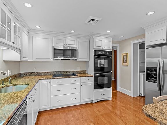 4th image of 75 Grove St APT 427