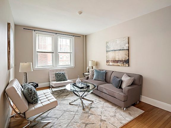 3rd image of 52 Strathmore Rd APT 25