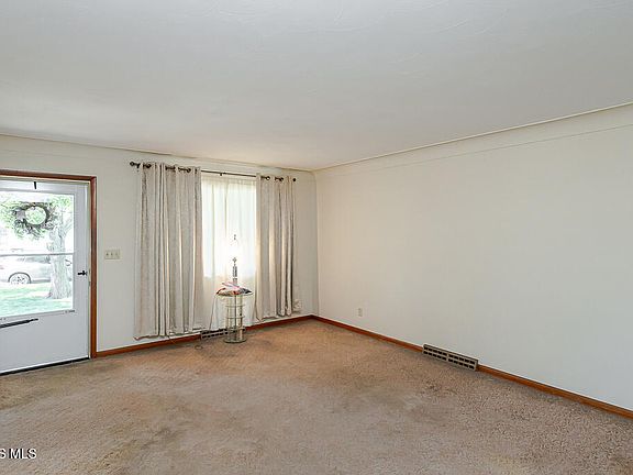 4th image of 5036 Valley Forge Dr