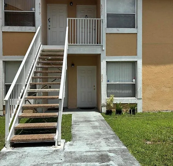 8021 SW 21st Ct #8021 — Photo 2