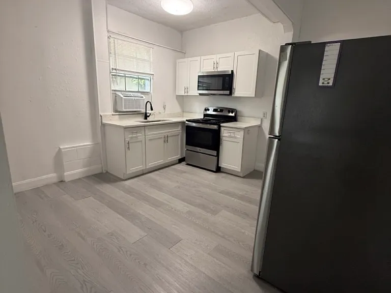 205 S Grove St #4 — Photo 3