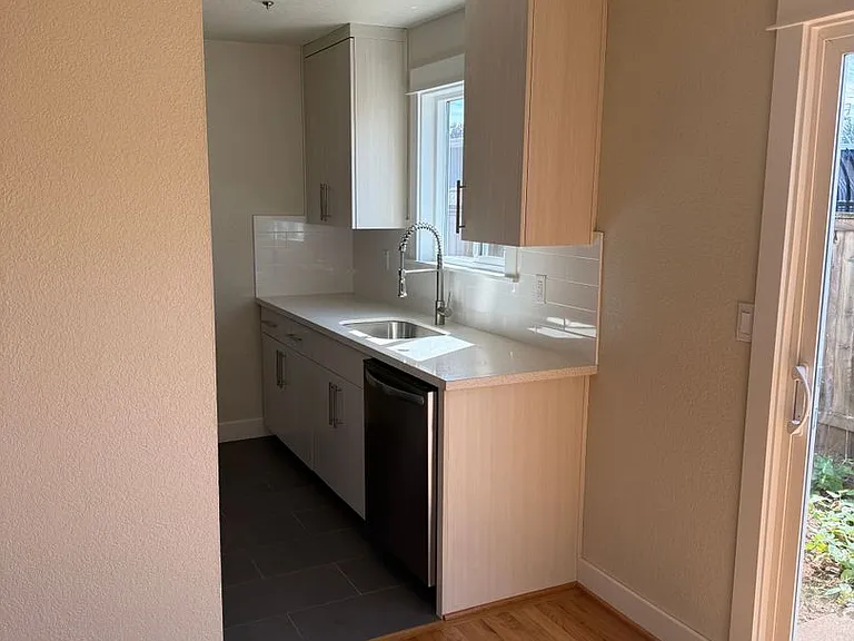 10317 NE Hoyt St — Photo 10