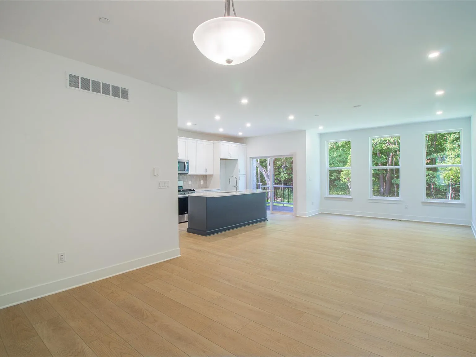 3 bed, 3.5 bath, 1904 sqft, $4,250 — Photo 4