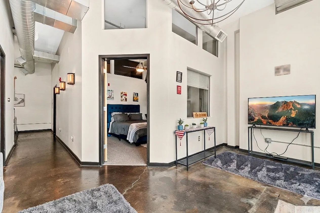 2 bed, 816 sqft, $1,800 — Photo 3