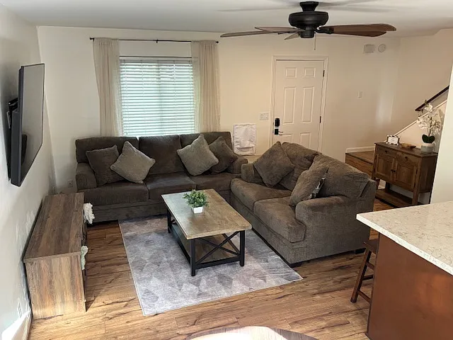 1028 Marina Dr — Photo 2