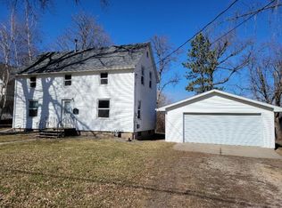 425 3rd St SW, Wells, MN 56097