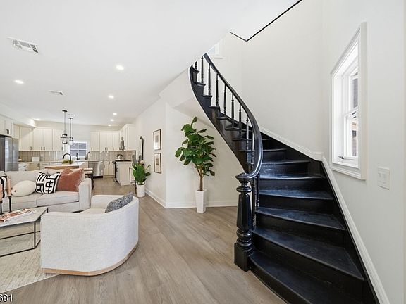 2nd image of 28 1/2 Irving St