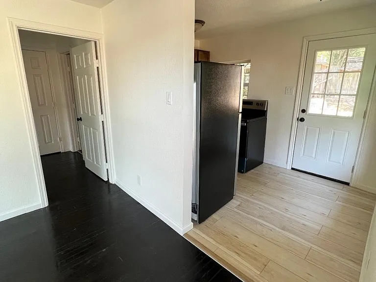 1214 Knight St — Photo 4