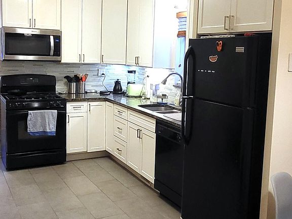 4th image of 2208 N Southport Ave #1