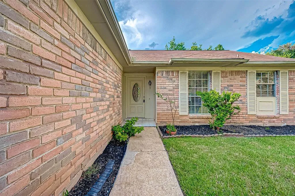 3 bed, 2.0 bath, 1371 sqft, $1,890 — Photo 2