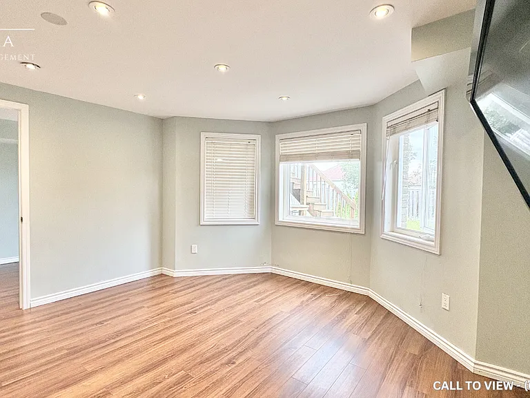569 Blythwood Sq #2 — Photo 8