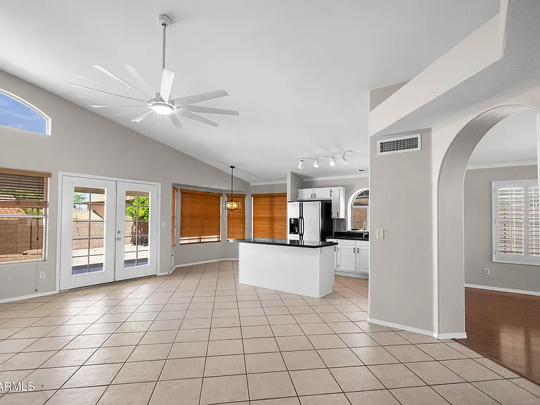 1214 E Beverly Ln — Photo 8