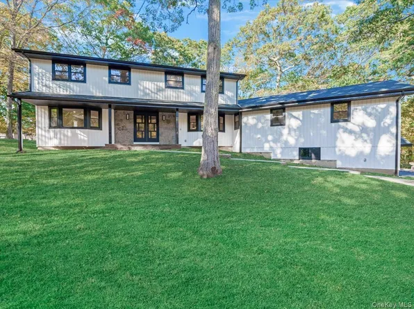 11 Gorham Ln, Dix Hills, NY 11746