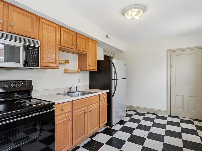421 N Walnut St — Photo 9