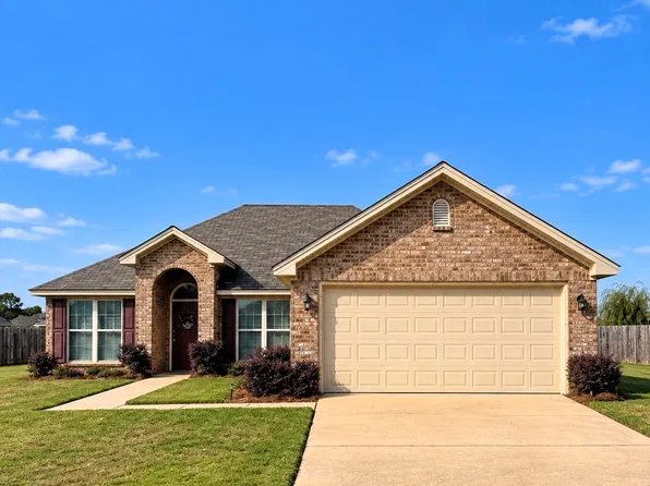 1831 Landing Pl, Deatsville, AL 36022