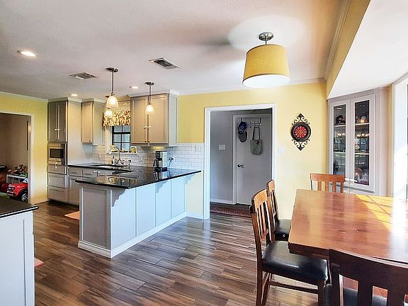 4th image of 2602 Foxxwood Dr