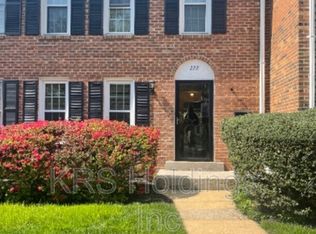 222 Commons Dr NW, Vienna, VA 22180