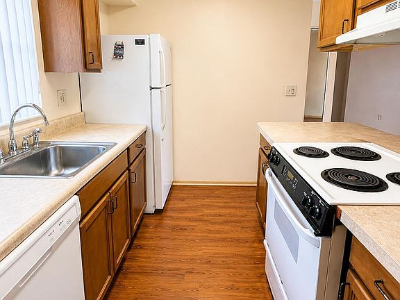 2nd image of 4360 Feather St