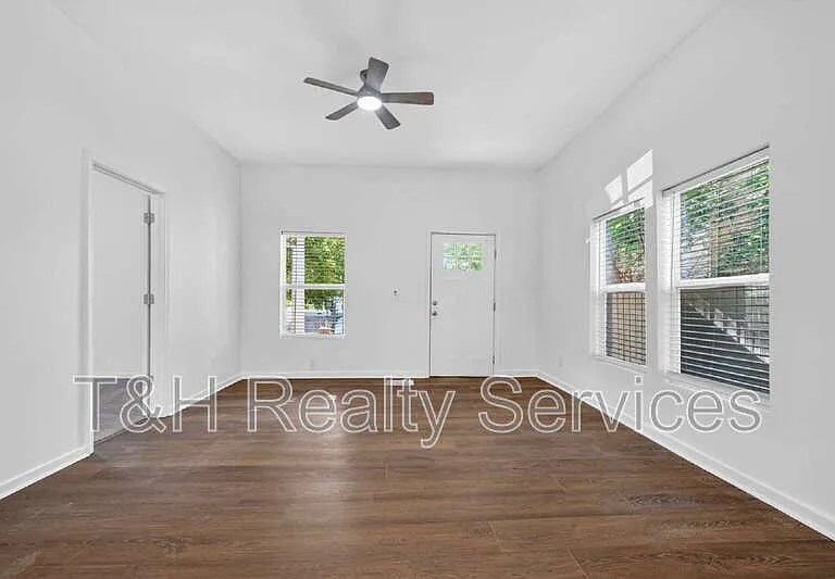 210 N Keystone Ave — Photo 5