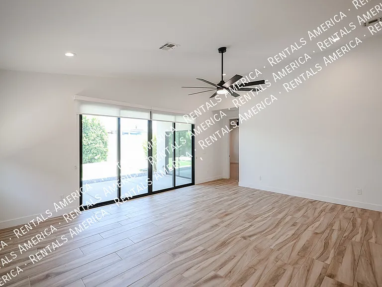 2418 E Amelia Ave — Photo 51