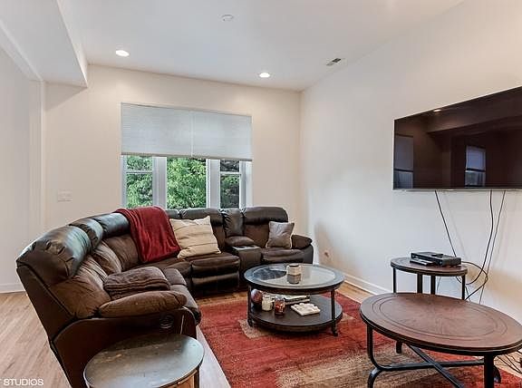 2nd image of 1037 W Oakdale Ave #2