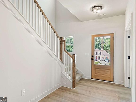 5th image of 270 Gainesborough Dr
