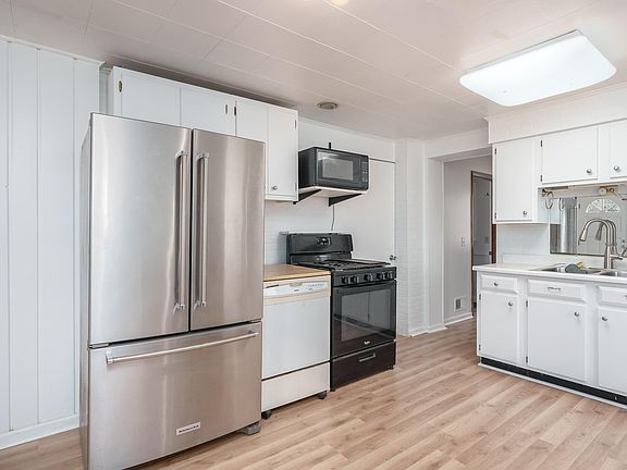 5th image of 608 Pioneer St