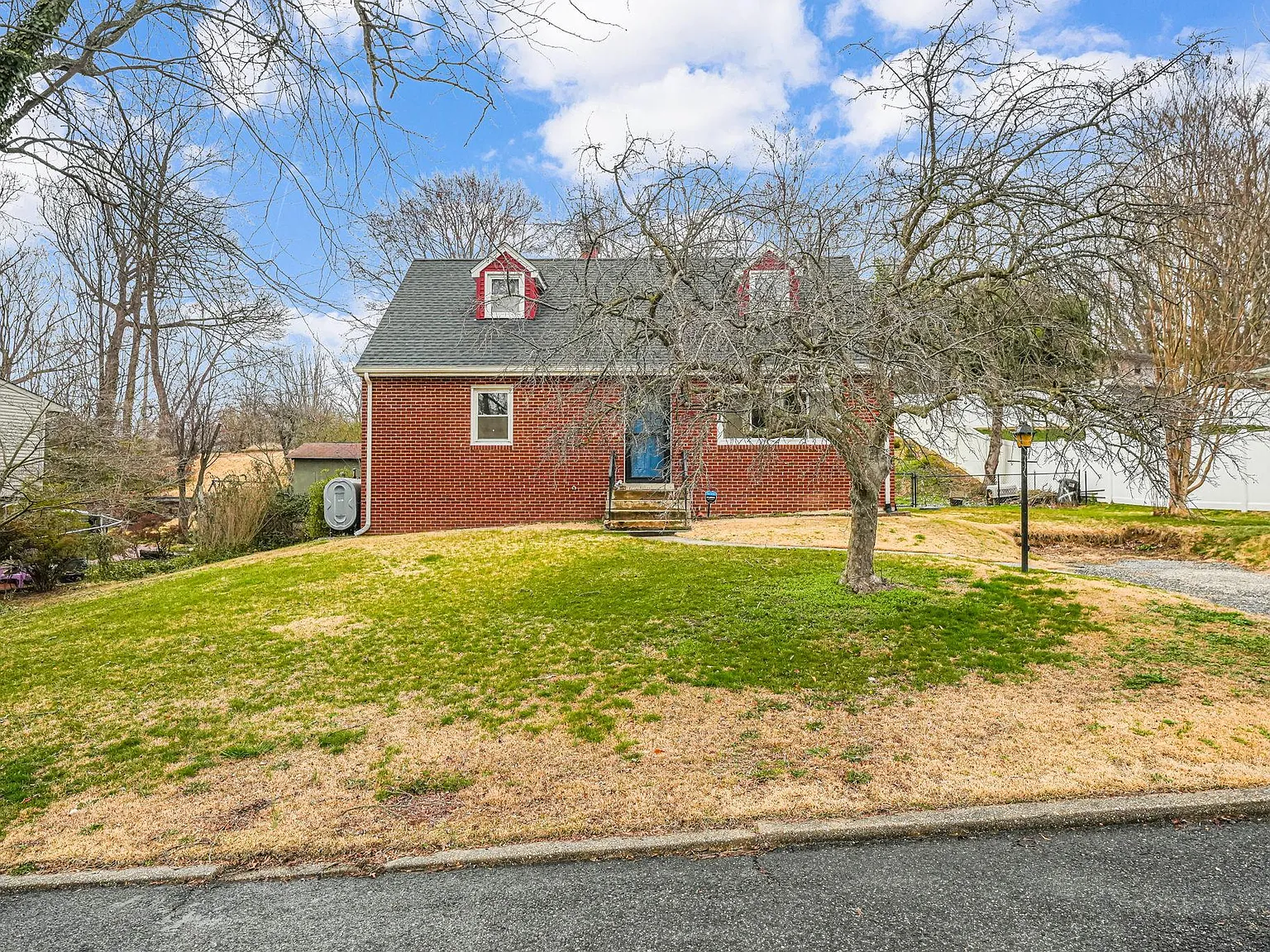 4 bed, 2498 sqft, $2,750 — Photo 2