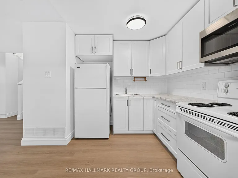 44 Centrepointe Dr — Photo 15