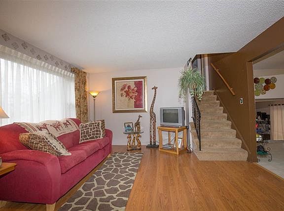 4th image of 20 Elizabeth Dr