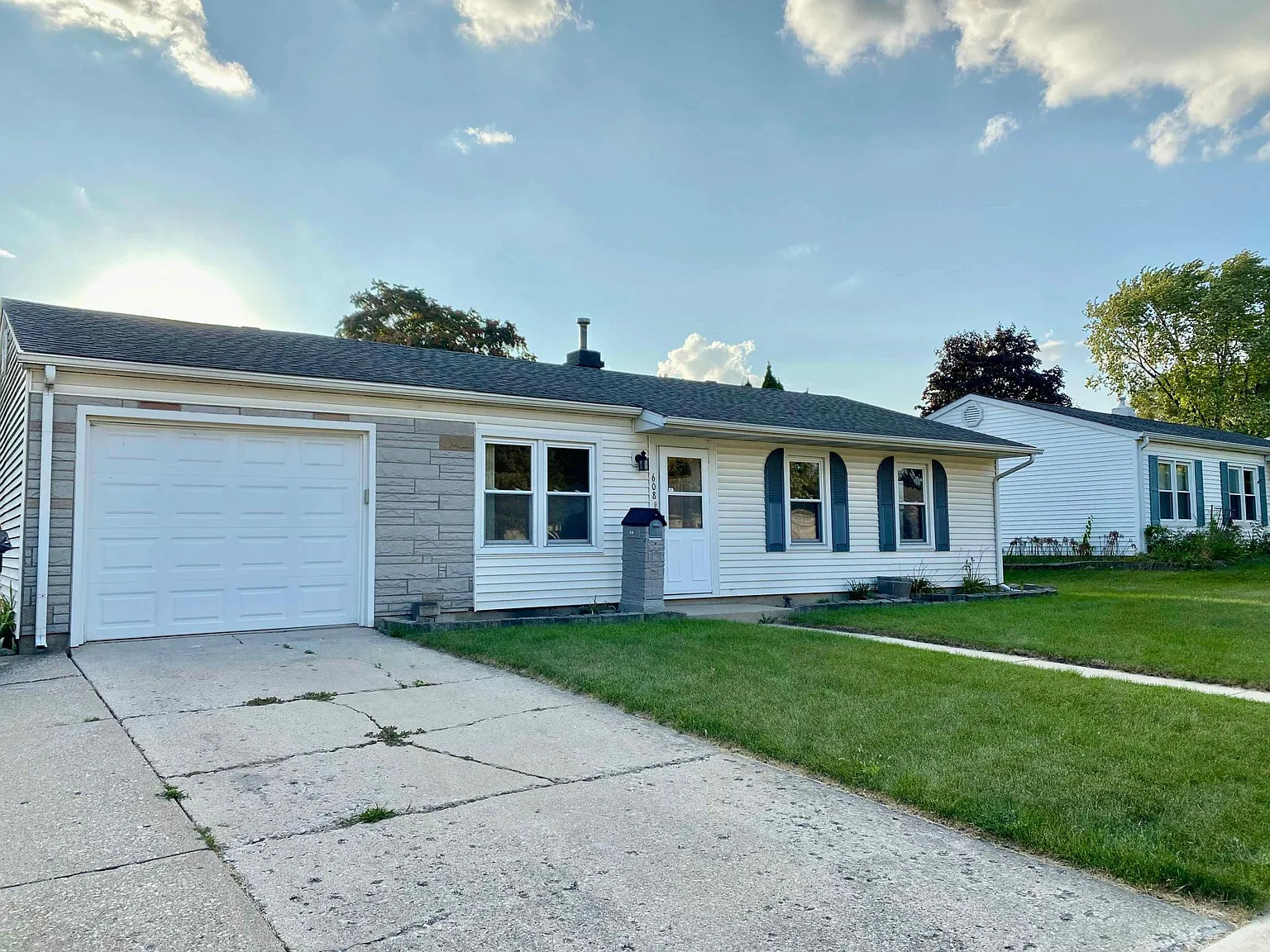3 bed, 906 sqft, $2,400 — Photo 2