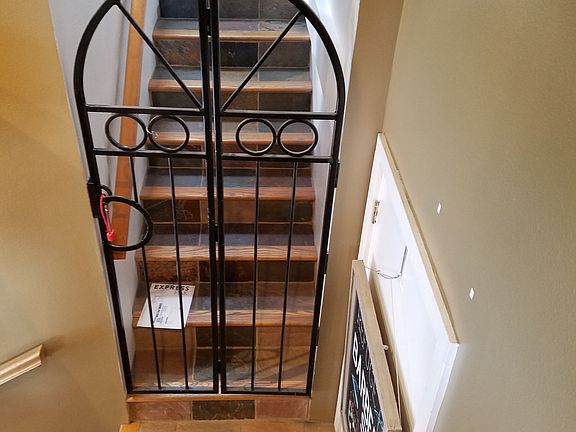 Main flr ent stairs west sal