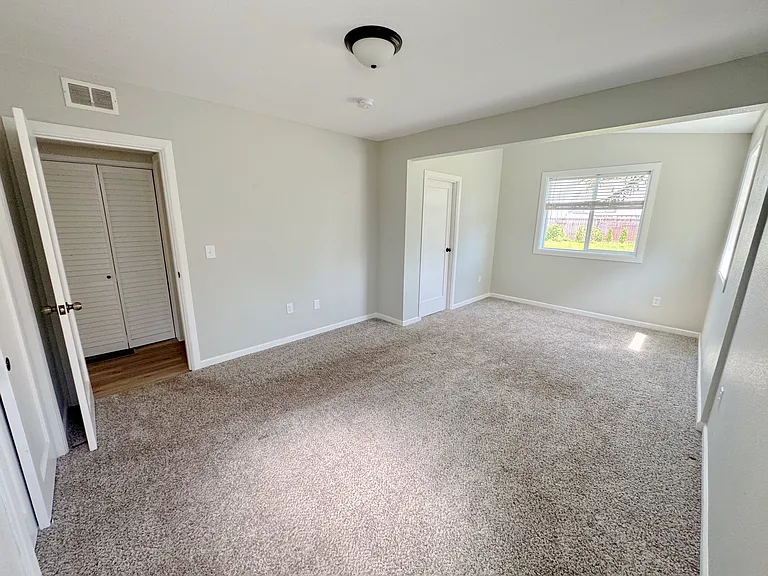 116 NE James St — Photo 9