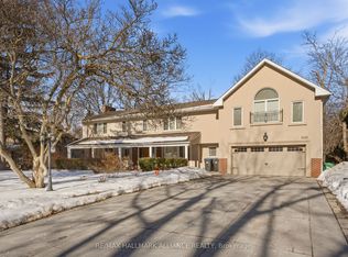 2413 Robin Dr, Mississauga, ON L5K1S8