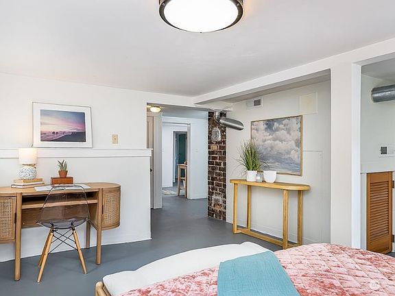 Spacious area for either living room or 2nd bedroom. View of the throughway.