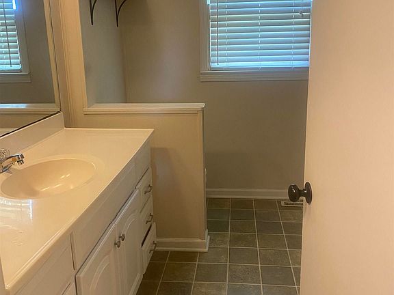 3rd image of 720 Fairlane Dr