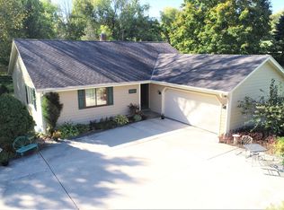 7493 Devonshire Dr, Cedarburg, WI 53012