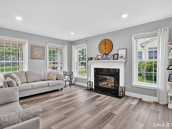 5th image of 371 Tyler Avenue