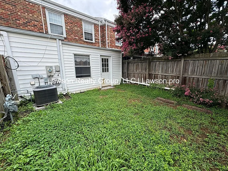 107 Oxford Sq — Photo 23