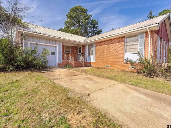 304 Hillcrest Blvd, Daingerfield, TX 75638