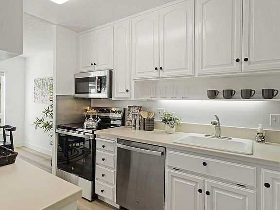 5th image of 819 N Humboldt St APT 209