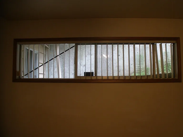Window and mini blinds in the middle bedroom