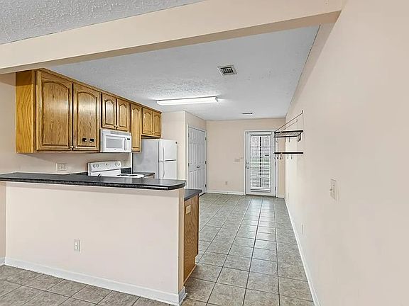 5th image of 744 Yeager Ln