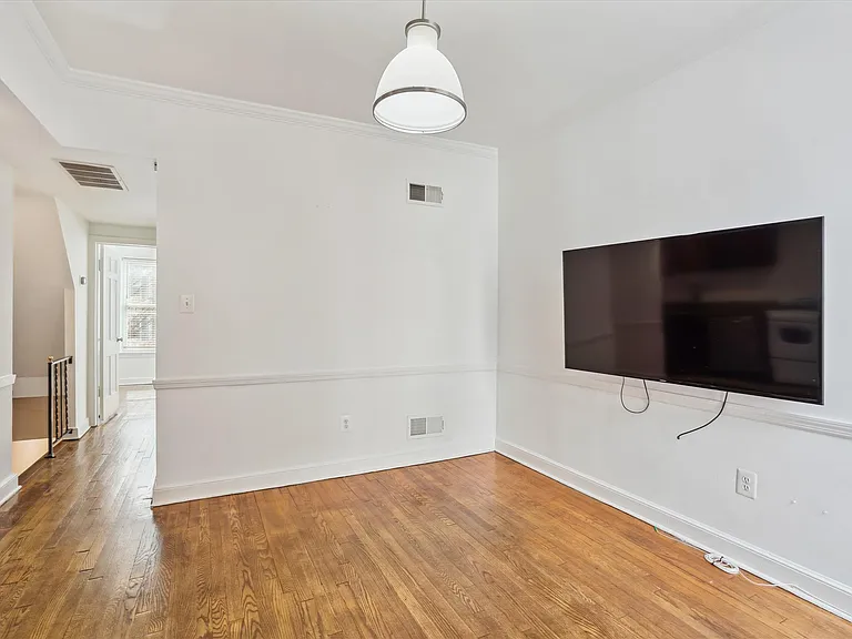 2431 I St NW #B — Photo 3